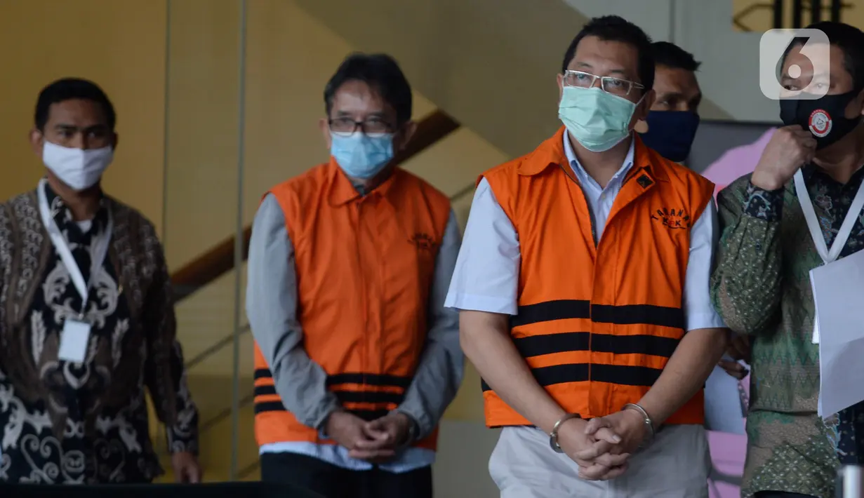 Mantan Dirut PT Dirgantara Indonesia, Budi Santoso dan Mantan Direktur Niaga PT Dirgantara Indonesia, Irzal Rinaldi Zailani (depan kanan) tiba di Gedung KPK, Jakarta, Jumat (26/6/2020). Kedua tersangka tersebut akan menandatangani berkas perpanjangan masa penahanan. (merdeka.com/Dwi Narwoko)