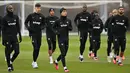 Penyerang Chelsea, Joao Felix (tengah) bersama rekan setimnya menghadiri sesi latihan tim di fasilitas latihan Chelsea Cobham di Stoke D'Abernon, London (6/3/2023). Chelsea akan bertanding melawan Borussia Dortmund pada leg kedua babak 16 besar Liga Champions di stamford Bridge, Inggris.(AFP/Glyn Kirk)