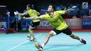 Ganda campuran Indonesia, Ricky Karandasuwardi/Debby Susanto mengembalikan kok ke arah He Jiting/Du Yue (China) pada Indonesia Open 2018 di Istora GBK, Jakarta, Selasa (3/7). Ricky/Debby unggul. 17-21, 21-13, 24-22 (Liputan6.com/Helmi Fithriansyah)