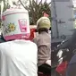 6 Potret Alih Fungsi Peralatan Dapur Jadi Helm Ini Bikin Ngakak (1cak IG/ngakakkocak)