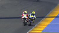 Momen pertarungan Andrea Iannone dan Valentino Rossi pada MotoGP Valencia 2016 di Sirkuit Ricardo Tormo, Minggu (13/11/2016). (Twitter/Crash)
