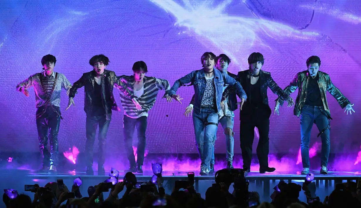 Meskipun liriknya diganti, akan tetapi penampilan BTS di Billboard Music Awards 2018 sangat luar biasa. Bahkan mereka mendapat pujian dari berbagai pihak. (AFP/Ethan Miller/GETTY IMAGES NORTH AMERICA)