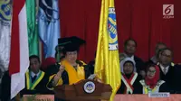 Presiden ke 5 RI, Megawati Soekarnoputri memberikan pidato ilmiah ketika menerima gelar Doctor Honoris Causa di Universitas Negeri Padang (UNP), Sumatra Barat, Rabu (27/09). (Liputan6.com/Helmi Fithriansyah)