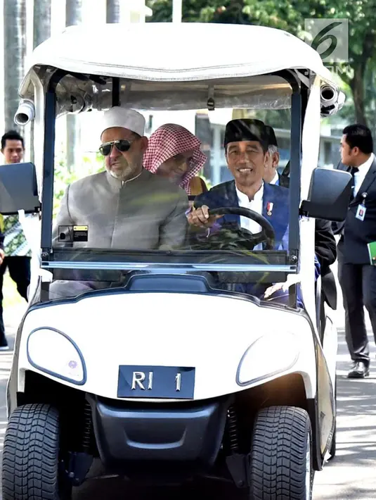 Presiden Joko Widodo bersama Imam Besar Al-Azhar Ahmad Muhammad Ath-Thayeb bersiap membuka Konsultasi Tingkat Tinggi (KTT)  Ulama dan Cendekiawan Muslim Dunia di Istana Bogor, Jawa Barat, (1/5). (Liputan6.com/Pool/Biro PersSetpres)