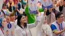 Bersama pendukung lainnya, Kahiyang Ayu duduk dengan memegang banner nomor satu sesuai urutan suaminya. Gayanya pun cukup kasual. [@bobbynst]