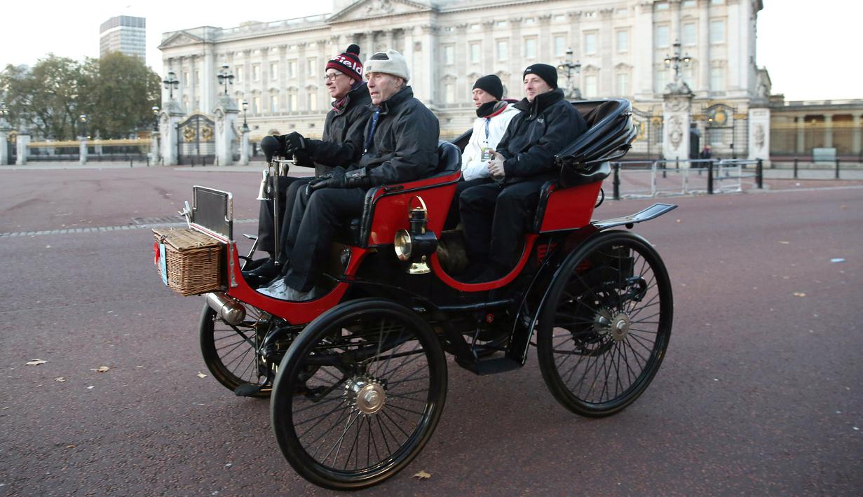 Peserta mengendarai mobil klasik melewati Istana Buckingham saat mengikuti tur tahunan dengan mobil veteran dari London ke Brighton di London, Inggris (6/11). Sebelum tur, mobil tersebut dipajang di Regent Street, London. (Reuters/Neil Balai)