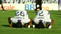 Dua pemain Persik Kediri, M. Khanafi (kiri) dan Yusuf Meilana (kanan), melakukan sujud syukur saat bertanding menghadapi Persija Jakarta dalam lanjutan BRI Liga 1 2022/2023 di Stadion Brawijaya, Minggu (12/4/2023). (Bola.com/Gatot Sumitro)