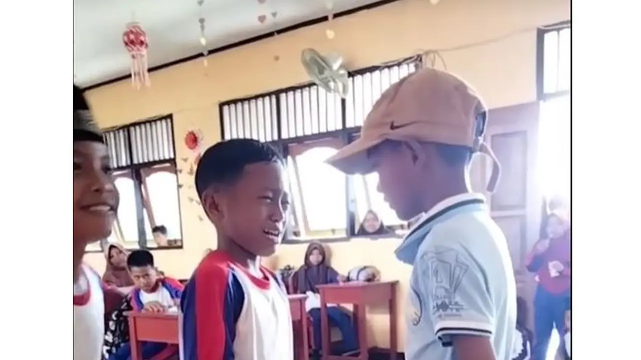 Momen Sedih Perpisahan Anak SD Ketika Satu Siswa Pindah Sekolah, Penuh Haru
