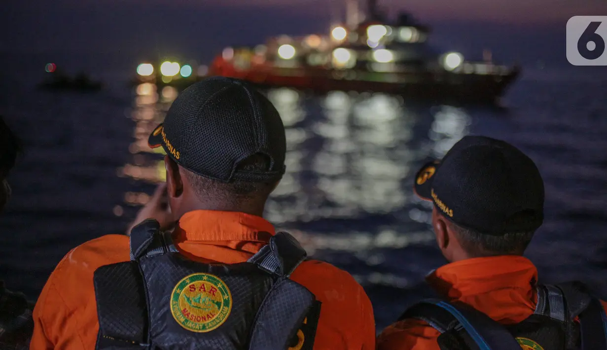 File foto pada 29 Oktober 2018 memperlihatkan  serpihan pesawat Lion Air JT 610 mengambang setelah jatuh di laut utara Tanjung Pakis, Jawa Barat. Pesawat membawa 178 penumpang dewasa, 1 anak-anak, 2 bayi, dan 7 awak pesawat. (Liputan6.com/Herman Zakharia)