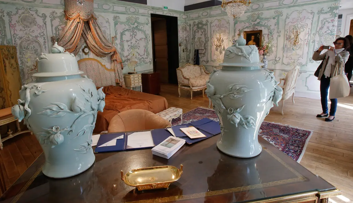 Perabotan di ruangan suite Fitzgerald dari Hotel Ritz sebelum dipamerkan oleh rumah lelang Artcurial, Paris, Rabu (11/4).  Total ada sekitar 1.000 barang perabot dan benda seni yang dilelang dari hotel legendaris di Paris tersebut. (AP Photo/Michel Euler)