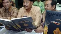 Wagub Jatim Saifullah Yusuf (tengah), Wakil Walikota Surabaya Arif Afandi (kanan) dan Rektor Institut Ilmu Al Qur'an Jakarta, Ahsin Sakho Muhammad, dalam pameran Al Qur'an Bayan di Surabaya. (Antara)