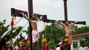 Penyaliban dilakukan secara realistis sebagai ekspresi dari iman seseorang. Membuat itu sebagai tradisi Jumat Agung kontroversial di dunia. (AP Photo/Aaron Favila)