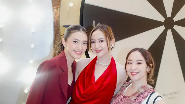 6 Potret Terbaru Anissa Aziza dalam Balutan Blazer Maroon (credit: instagram/anissaaziza).