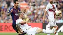 Bek Huesca, Luisinho, membuang bola dari jangkauan gelandang Barcelona, Lionel Messi, pada laga La Liga Spanyol di Stadion Camp Nou, Barcelona, Minggu (2/8/2018). Barcelona menang 8-2 atas Huesca. (AFP/Lluis Gene)
