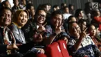 Menteri Tenaga Kerja Hanif Dhakiri (tengah) bersama Menkominfo Rudiantara (dua kanan) dan mantan menteri perindustrian Saleh Husein (kanan) saat menyaksikan konser Slank di Jakarta, Selasa (27/2). (Liputan6.com/Faizal Fanani)