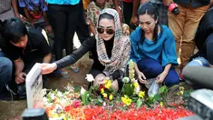 Aktris Nikita Mirzani saat berziarah ke makam Olga Syahputra di TPU Malaka seusai bebas dari Rutan Pondok Bambu pagi tadi, Jakarta, Senin (30/3/2015). (Liputan6.com/Panji Diksana)