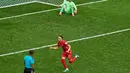 Pemain Swiss Ruben Vargas bereaksi setelah mencetak gol penalti kemenangan ke gawang kiper Kolombia Camilo Vargas (dalam adu penalti selama pertandingan sepak bola babak 16 besar Piala Dunia di Vancouver, British Columbia, Selasa, 7 Juli 2026. (AP Photo/Gregory Bull)