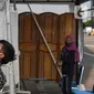 Petugas melakukan swab test antigen kepada pemudik saat arus balik Lebaran di Terminal Pulogebang, Jakarta, Jumat (21/5/2021). Satu minggu setelah Lebaran, pemudik yang tiba di Terminal Pulogebang wajib menjalani tes COVID-19. (merdeka.com/Imam Buhori)