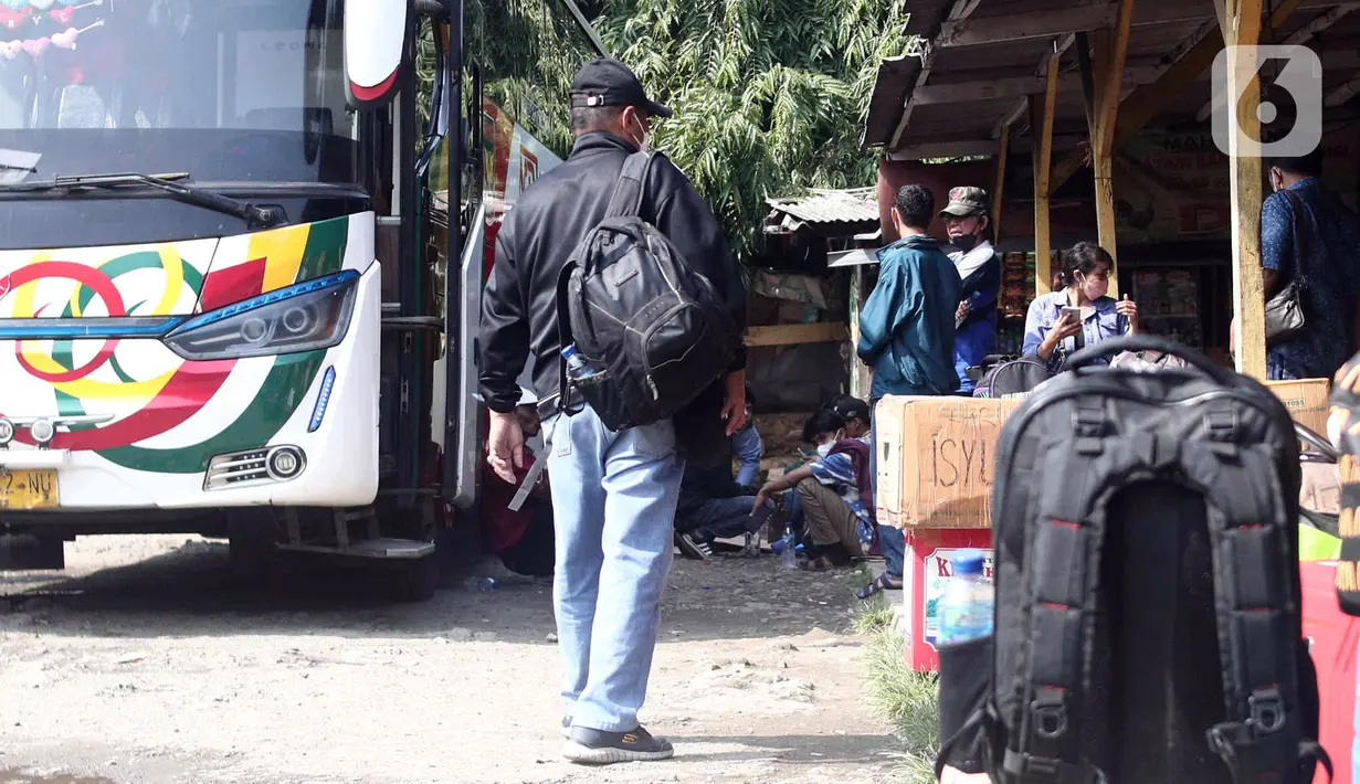 Sejumlah calon penumpang menunggu jadwal pemberangkatan bus di Terminal Lebak Bulus, Jakarta, Senin (5/9/2022). PO Bus Antar Kota Antar Provinsi (AKAP) mengatakan harga tiket naik berkisar 15 - 20 persen akibat kenaikan harga bahan bakar minyak (BBM). (Liputan6.com/Herman Zakharia)