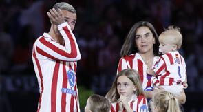 Momen emosional mewarnai perpisahan Antoine Griezmann dengan Atletico Madrid yang berlangsung pada Minggu (17/05/2026) malam waktu setempat. (AFP/Oscar Del Pozo)