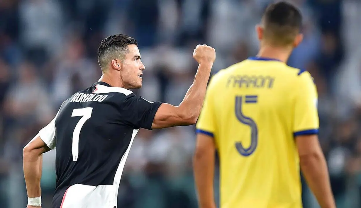Striker Juventus, Cristiano Ronaldo, melakukan selebrasi usai membobol gawang Verona pada laga Serie A di Stadion Juventus, Sabtu (21/9/2019). Juventus menang 2-1 atas Verona. (AP/Alessandro Di Marco)