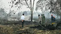 Jokowi melihat proses pemadaman kebakaran lahan di Desa Merbau, Pelalawan,Riau. (Liputan6.com/Istimewa/M Syukur)
