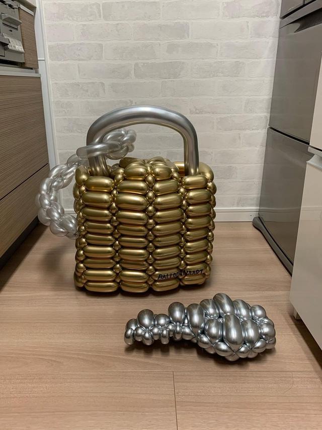 6 Karya Seni Balon Bentuk Benda Rumah Tangga Ini Kreatif Banget