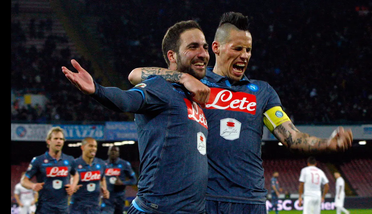 Penyerang Napoli, Gonzalo Higuain merayakan selebrasi bersama Marek Hamsik usai mencetak gol kegawang Inter Milan pada laga serie A di stadion San Paolo, Italy (8/3/2015).  Napoli bermain imbang 2-2 dengan Inter Milan. (Reuters/Ciro De Luca)