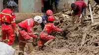 Petugas penyelamat mencari korban hilang akibat banjir dan longsor di Mocoa, Kolombia, Minggu (2/4). Bencana longsor lumpur melanda pada Sabtu (1/4) subuh waktu Kolombia ketika sebagian besar warga masih tidur. (AP Photo/Fernando Vergara)