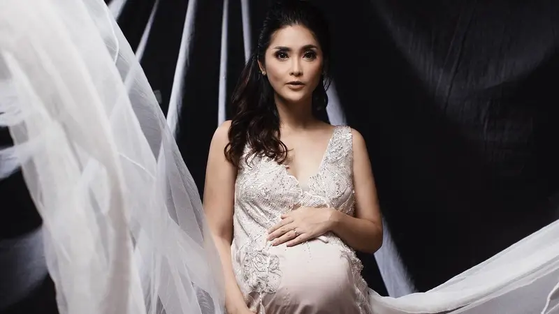 Hamil Anak Ketiga, Ini 5 Potret Maternity Shoot Eva Anindita