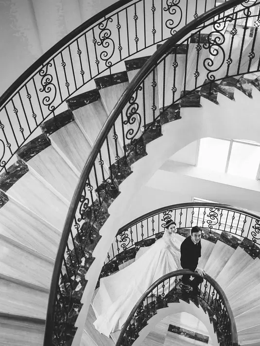 Tak tanggung-tanggung, keduanya benar-benar menjelma bak pengantin yang menikah lagi. [Foto: Instagram/byantonius]