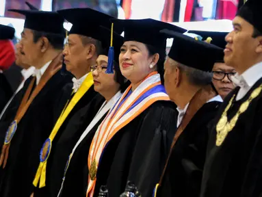 Ketua DPR Puan Maharani (tengah) saat pengukuhan Gelar Doktor Kehormatan Kebudayaan dan Kebijakan Pembangunan Manusia  dari Universitas Diponegoro, di Gedung Prof. Soedarto, Universitas Diponegoro, Semarang, Jawa Tengah, Jumat, (14/2/2020). (Liputan6.com/Johan Tallo)