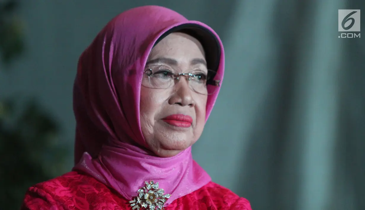 Ibunda Presiden Joko Widodo, Sudjiatmi Notomiharjo (kiri) saat menghadiri gelaran penghargaan Perempuan Tangguh Award 2018 di Rumah Pertiwi, Jakarta, Sabtu (22/12). Sudjiatmi menerima Perempuan Tangguh Award 2018. (Liputan6.com/Helmi Fithriansyah)