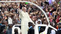 Paus Fransiskus: Umat Islam dan Kristen Bersaudara. Paus Fransiskus dalam kunjungannya ke Afrika (Reuters)