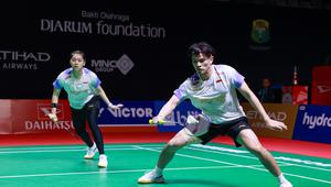 Ganda campuran Indonesia Adnan Maulana/Indah Cahya Sari Jamil menyingkirkan Lee Jong Min/Lee Yu Lim dari Korea Selatan lewat laga sengit pada babak 16 besar Indonesia Masters 2026 di Istora Gelora Bung Karno, Senayan, Jakarta, Kamis (22/1). (foto: PBSI)