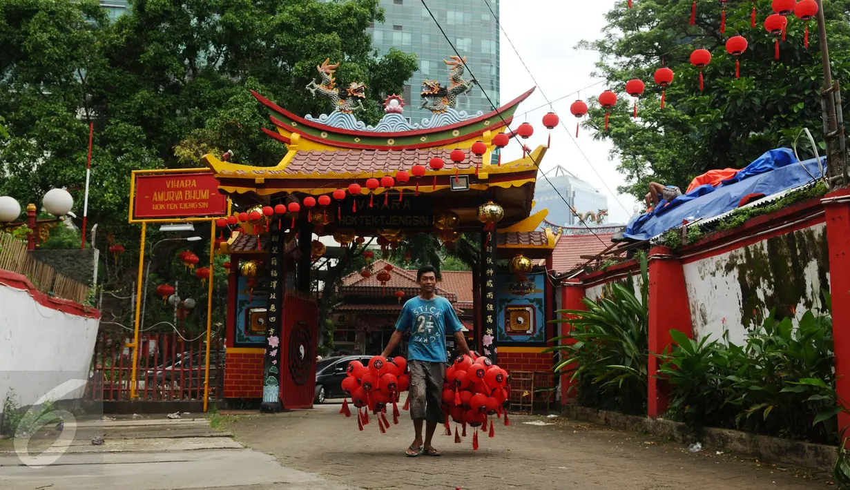 Pekerja menyiapkan lampion di Vihara Amurva Bhumi, Jakarta, Minggu (31/1/2016). Pemasangan lampion jelang perayaan Tahun Baru Imlek 2567 merupakan simbol pengharapan keberkatan dan keberuntungan di tahun mendatang. (Liputan6.com/Helmi Fithriansyah)