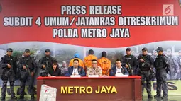 Kabid Humas Polda Metro Jaya Kombes Pol Argo Yuwono (tengah) menyampaikan keterangan terkait kasus istri bunuh dan bakar suami serta anak tiri di Polda Metro Jaya, Jakarta, Senin (2/9/2019). Polisi membekuk empat tersangka terkait pembunuhan ECP dan MAP. (Liputan6.com/Immanuel Antonius)