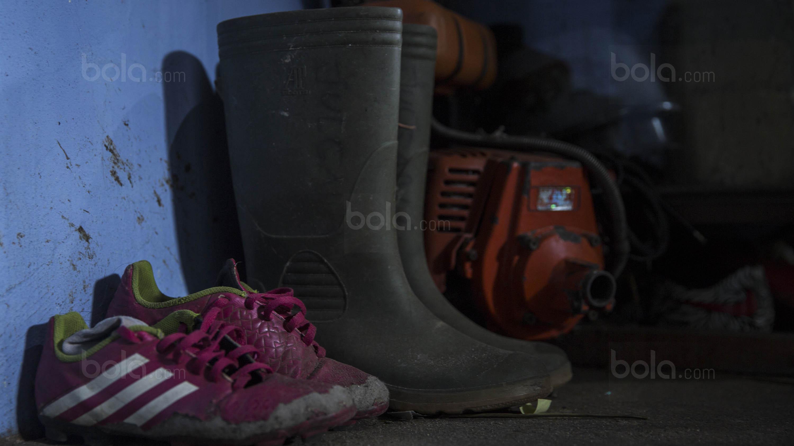 Sepatu pinjaman dari pesepak bola SSB Tulehu Putra, Alghy Nahumarury. (Bola.com/Vitalis Yogi Trisna)