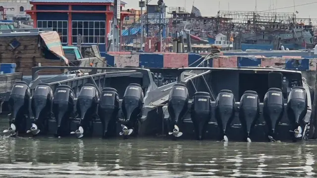 Satgas patroli laut Bea Cukai menangkap 4 buah kapal high speed craft (HSC) bermesin 6 x 250 PK dan satu buah kapal bermuatan orang banyak yang membawa rokok selundupan di perairan Pulau Buluh, Riau.