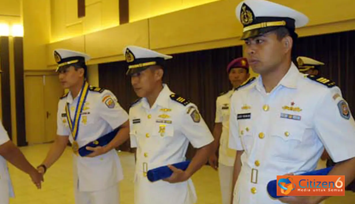 Citizen6, Surabaya: Ucapan selamat dari Dankobangdikal Laksda TNI Djoko Teguh Wahojo kepada lulusan Diklapa TNI AL 2012, Angkatan ke - 19 di Gedung Moeljadi, Kesatrian Bumimoro. (Pengirim: Kobangdikal).