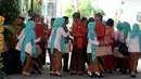 Presiden Joko Widodo (Jokowi) didampingi Ibu Negara, Iriana serta Gibran Rakabuming dan Kaesang Pangarep menyalami tamu yang pulang dari kediamannya di Jalan Kutai Utara, Solo usai prosesi siraman Kahiyang Ayu, Selasa (7/11). (Liputan6.com/Angga Yuniar)