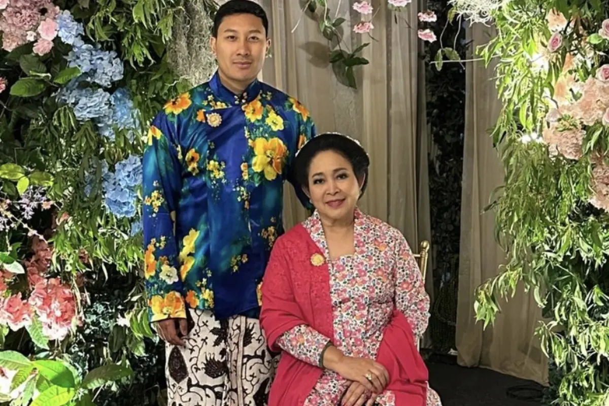 Inspirasi Model Kebaya Bunga ala Titiek Soeharto