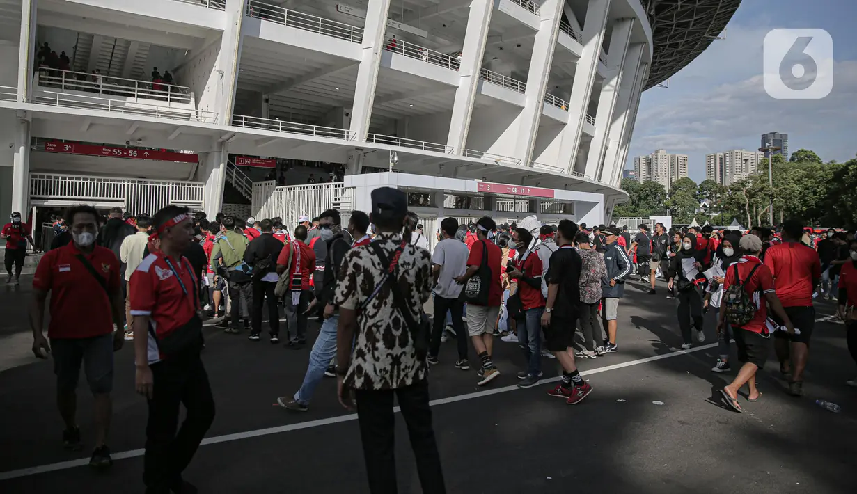 Suporter timnas Indonesia mulai memadati area Stadion Utama Gelora Bung Karno (SUGBK) untuk menyaksikan leg pertama semifinal Piala AFF 2022 kontra Vietnam di Jakarta, Jumat (6/1/2023). Seperti pertandingan-pertandingan terdahulu, penonton yang datang pun hadir mengenakan atribut lengkap bernuansa Timnas Indonesia. (Liputan6.com/Faizal Fanani)