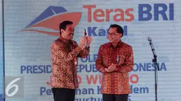 Dirut BRI Asmawi Syam (Kanan) dan Wagub DKI Jakarta Djarot Saiful Hidayat saat peluncuran Teras BRI Kapal di Muara Angke, Jakarta, Selasa (4/8/2015). Teras BRI Kapal untuk menjangkau masyarakat pesisir Kepulauan. (Liputan6.com/Faizal Fanani)