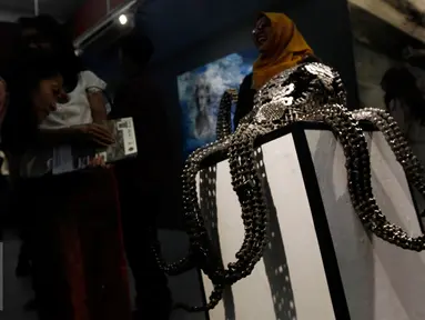Karya seni berbentuk gurita dipamerkan saat pameran seni rupa dan imaji bahari dengan tema "Nautika Bahari" di Galeri Nasional, Jakarta, Selasa (13/9). (Liputan6.com/Johan Tallo)