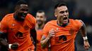 Penyerang Inter Milan, Lautaro Martinez (kanan) bersama Marcus Thuram merayakan gol kedua timnya saat pertandingan sepak bola Serie A Italia melawan US Salernitana di Stadion San Siro, di Milan, pada 16 Februari 2024. (GABRIEL BOUYS/AFP)