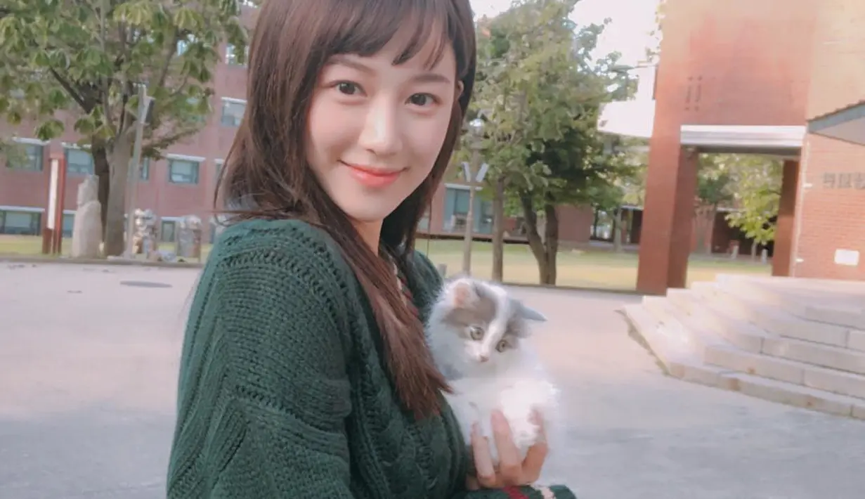 Kali ini, Lee Da In memberikan poni pada rambut panjang lurusnya. [@xx_dain].