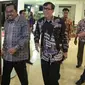 Jaksa Agung M Prasetyo (kiri) dan Menkumham Yasonna Laoly saat menghadiri silaturahmi yang diadakan Menkopolhukam Luhut Panjaitan di Hotel Borobudur, Jakarta, Jumat (16/10). Acara tersebut membahas Pilkada Serentak 2015. (Liputan6.com/Faizal Fanani)