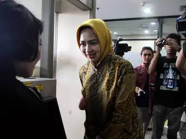 Wali kota Tangerang Selatan Airin Rachmi Diany mendatangi  gedung Komisi Pemberantasan Korupsi. Jakarta , Kamis (22/5/2014) (Liputan6.com/Faisal R Syam)