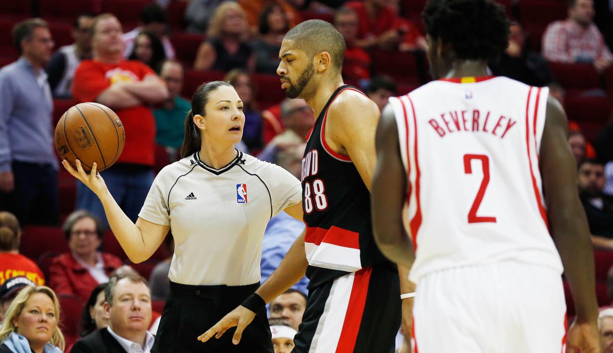 Lauren Holtkamp memimpin dengan tegas pada laga NBA Houston Rockets vs Indiana Pacers di Toyota Center, Houston, Texas (10/1/2016). (Scott Halleran/Getty Images/AFP)